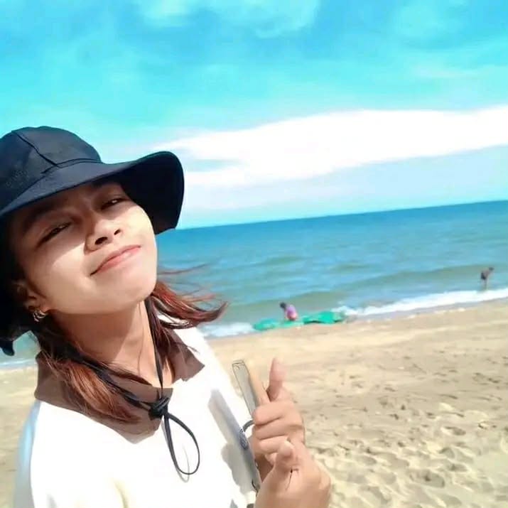 Jeanly Samudio smiling at the beach